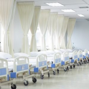sala-hospital-camas-equipo-medico_46527-119